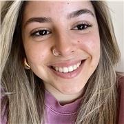 Estudiante de educación infantil y  con titulación C1 de inglés y experiencia en trato con niños de entre 3 a 10 años.